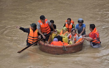 Bằng mọi giá phải tiếp cận cứu dân rốn ngập lụt Khánh Hòa trong đêm