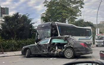 Xe sang Maybach S600 nát bét sau cú tông vào xe khách đỗ ven đường