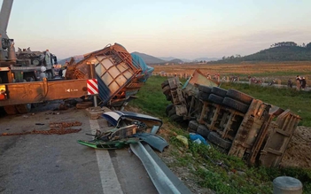 Xe khách và xe tải gây tai nạn liên hoàn trên cao tốc Bắc - Nam