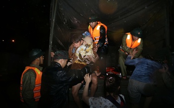 Quy Nhơn ngập lụt: Những ‘lá chắn sống’ băng nước cứu dân trong đêm