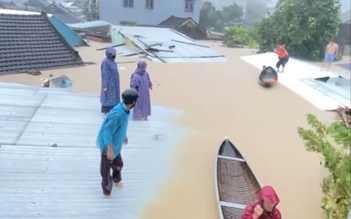 Người dân vùng ngập lụt Khánh Hòa, Phú Yên cũ kêu cứu 'có thai phụ và người già'