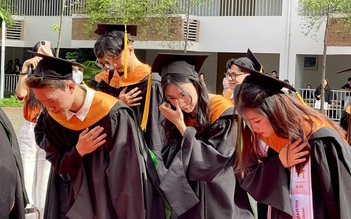 Hàng ngàn tân cử nhân cúi đầu tri ân thầy cô, cha mẹ