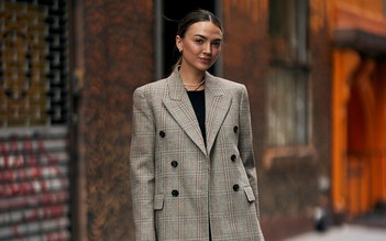 Áo khoác và váy, 'lệch tông' nhưng tạo chuẩn mốt mới