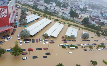Khánh Hòa: Nhìn từ tầng cao, bất lực cảnh hàng loạt ô tô bị nhấn chìm chỉ sau một đêm