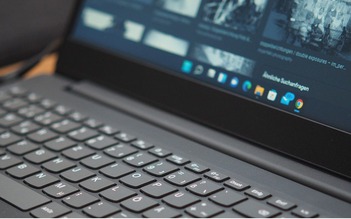 Windows 11 hồi sinh tính năng theo dõi lịch trình từ taskbar