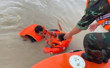 Khánh Hòa ngập lụt lịch sử: Bộ đội đặc công bơi trong nước cứu dân khẩn cấp