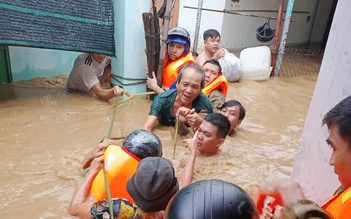 Thanh niên không quản hiểm nguy, trắng đêm vào vùng lũ cứu dân