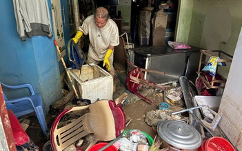 Quy Nhơn ngập lụt: Khổ sở sau đêm ‘chỉ kịp leo lên mái nhà’