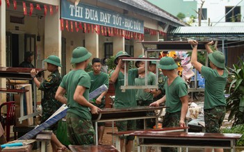 Bộ đội lội bùn giúp giáo viên dọn trường sau lũ lớn