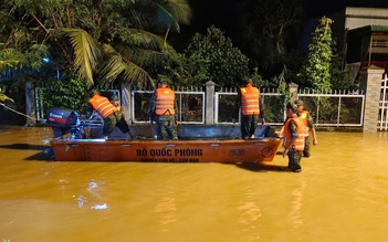 Lâm Đồng: Xuyên đêm đưa dân ra khỏi vùng rốn lũ Cát Tiên