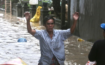 Chới với giữa ngập lụt ở Phú Yên cũ, 'lũ cuốn đi hết rồi con ơi'