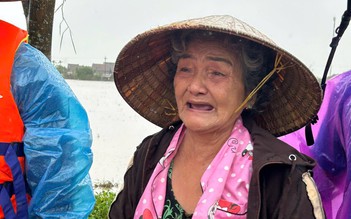 Cứu trợ ngập lụt Phú Yên cũ, người dân đói lả xin cơm, nước uống