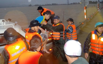 Đơn vị quân đội ứng cứu 605 người dân bị cô lập tại Đắk Lắk