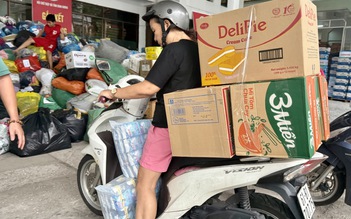 Người dân TP.HCM có mặt từ sớm tại điểm tiếp nhận cứu trợ: Không check-in, chỉ mong giúp miền Trung