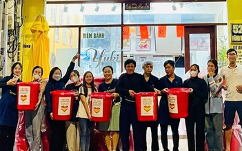 Chưa khắc phục xong thiệt hại sau lũ vẫn dốc sức đi cứu trợ