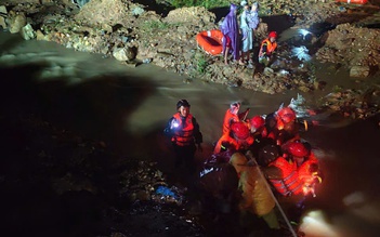 Thanh niên lao vào mọi nơi giúp dân vùng ngập nặng