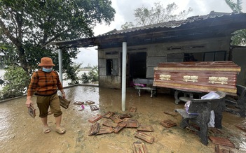 Quan tài vượt lũ vào đến cửa: Con gái nghẹn ngào 'không còn bộ đồ khô cho mẹ'