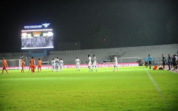 Sân Lạch Tray mất điện, trận Hải Phòng đấu Ninh Bình phải lùi 1 tiếng đến 19 giờ