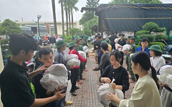 Giảng viên, y bác sĩ trẻ cùng ra quân hỗ trợ người dân vùng lũ