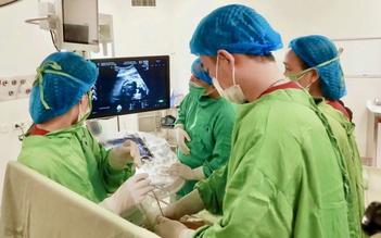 Can thiệp bào thai chữa bệnh cho thai nhi bị tràn dịch màng phổi