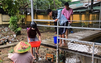Đắk Lắk: Thầy cô cùng học sinh xắn tay dọn dẹp trường học sau lũ lụt