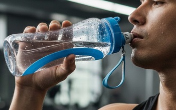 Uống ít nước khi tập gym: Nguy cơ người tập không ngờ tới