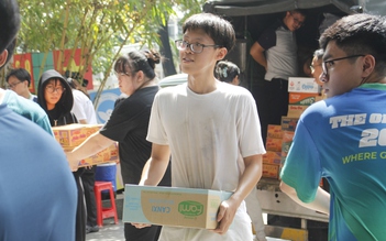 Hàng trăm sinh viên TP.HCM đổ về điểm cứu trợ: 'Làm hoài không thấy mệt'