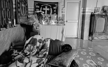 Mưa lũ cuốn trôi 2 con nhỏ: Người mẹ gục bên bàn thờ, khóc đến kiệt sức