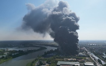 Cháy lớn tại xưởng sản xuất dép nhựa ở Hải Phòng