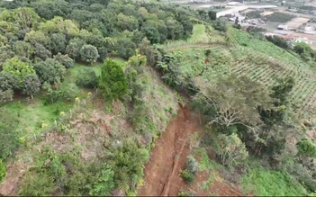 Chuyên gia Hà Nội khảo sát vết nứt dài trên đồi Ba Lá Xanh