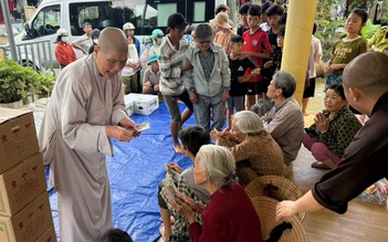 Trao hơn 1 tỉ đồng cho người dân vùng rốn lũ Hòa Thịnh