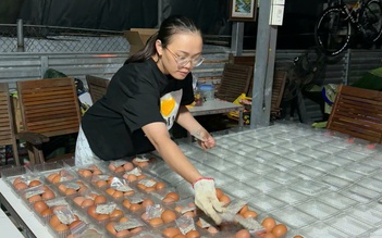 Cô gái dậy từ 2 giờ sáng luộc 30.000 quả trứng, viral khắp mạng