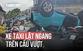 TP.HCM: Lật xe taxi công nghệ trên cầu vượt, tài xế bị thương, giao thông ùn ứ