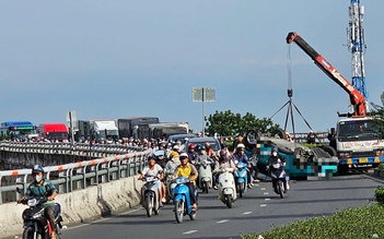 Lật xe taxi công nghệ trên cầu vượt, tài xế bị thương, ùn xe kéo dài