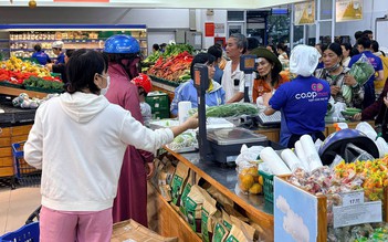 Saigon Co.op bán hàng không lợi nhuận, cùng bà con tái thiết cuộc sống sau lũ lịch sử