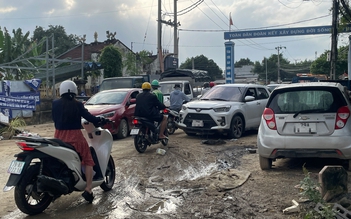 Ô tô 'cố thủ' trên cầu, đường ở Nha Trang sau mưa lũ, gây bức xúc