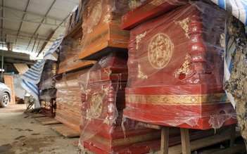 Nhiều quan tài được chở đến vùng lũ Hòa Thịnh nhưng không dùng tới