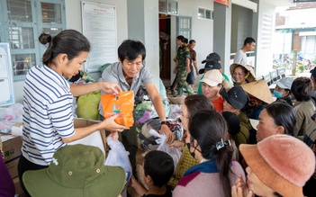 Cứu trợ người dân, chăm lo trẻ mồ côi do lũ tại miền Trung