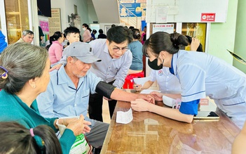 Bệnh viện đa khoa Khánh Hòa khám bệnh, cấp thuốc miễn phí cho người dân vùng lũ