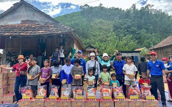 Hàng trăm tấn lương thực được Masan trao tận tay bà con vùng lũ