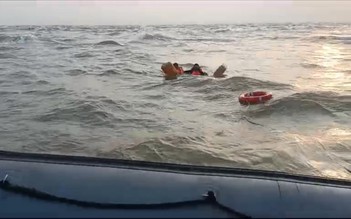 Cứu 2 ngư dân gặp nạn ở cửa biển Hàm Luông