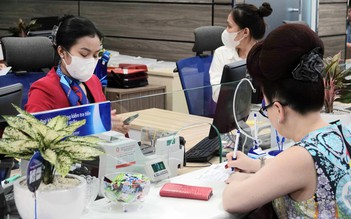 Người dân, doanh nghiệp vẫn ùn ùn gửi tiền vào ngân hàng