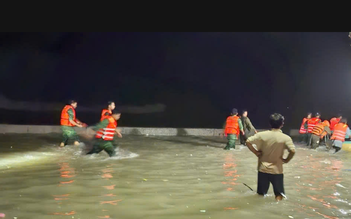 Bơi thúng ra vớt neo bị chìm, một ngư dân bị sóng biển đánh mất tích