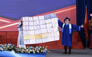 Nam sinh Bách khoa với loạt giấy khen, nhận ‘mưa lời khen’ trong lễ tốt nghiệp