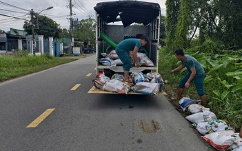 TP.HCM: Đắp bao cát ngăn triều cường tại đường Đặng Công Bỉnh