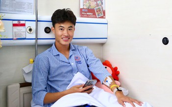 Tiền vệ U.23 Việt Nam Nguyễn Văn Trường nói điều xúc động sau ca phẫu thuật