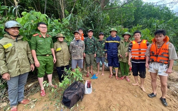 Mắc kẹt trong rừng tràm Hiếu Giang vì lũ lớn