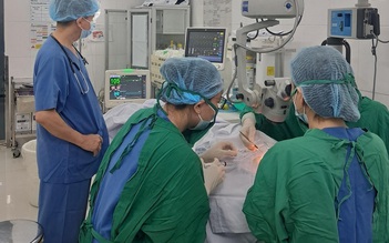 Đi câu cá với bạn, bé trai bị lưỡi câu móc vào mắt, nguy cơ mù mắt