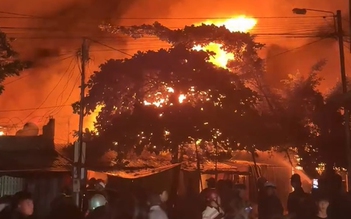 Cháy chợ Bình Dương trong đêm, 86 ki ốt bị thiệt hại