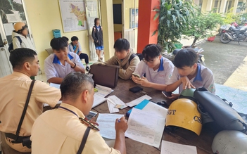 CSGT TP.HCM bất ngờ kiểm tra bãi xe trường học: Nhiều học sinh, phụ huynh bị phạt